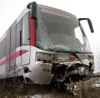 Souprava pak setrvačností provedla orbu až v travnatém svahu mezi Rozvadovskou spojkou a Pražským okruhem. Vlaková četa vyvázla jen s drobnými oděrkami, což se ale o voze 4196 prohlásit nedá.