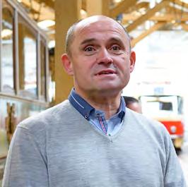 VJEZD DO VOZOVNY STŘEŠOVICE V ZÁVĚRU OSMDESÁTÝCH LET A POHLED Z NÁDVOŘÍ VOZOVNY NA BUDOUCÍ HALU S NEKOLEJOVÝMI VOZIDLY Petr Malík vedoucí jednotky Historická vozidla Vedoucím jednotky Historická