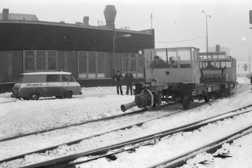 Čas od času nás v zimě překvapí sníh, dříve ho bývalo tolik, že se doprava zastavila. Poslední letošní obrazové ohlédnutí do historie pražské MHD tedy budeme věnovat právě zimě v Praze.