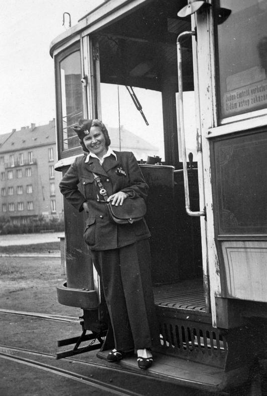 Každý den jich do provozu vyráželo šest. Takže nešijeme pouze dnes, ale šilo se i po revoluci. Ale podle čeho?