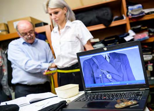 nadšenců shromážděných kolem tehdejšího správce muzea DPP Lubomíra Kysely, kteří v nich vyrazili do slavnostního průvodu k výročí 110 let MHD v Praze v roce 1985.