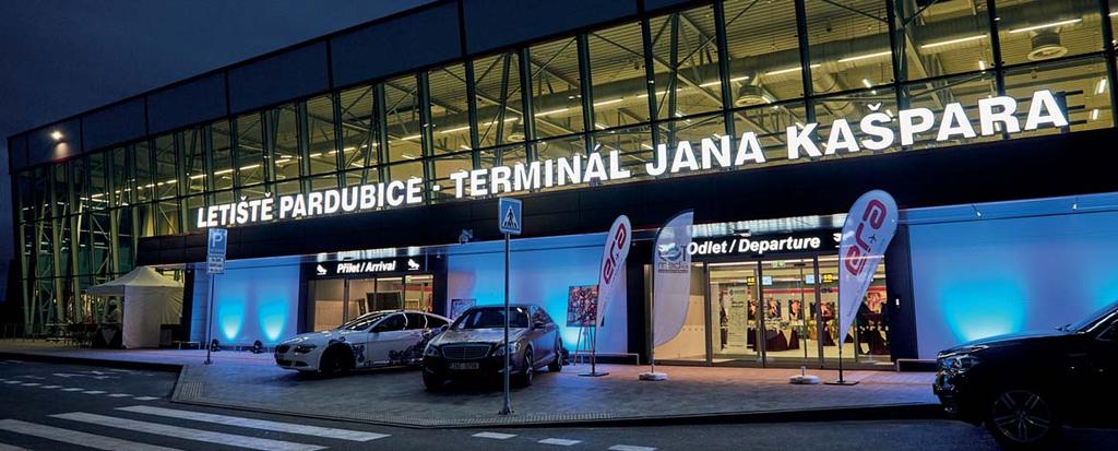 VE ZNAMENÍ Provozní ostrý start již měl nový terminál za sebou a v rámci křtu se osvědčil i jako netypický sice, ale přívětivý společenský prostor, který nabídl výtvarné umění v podobě výstavy