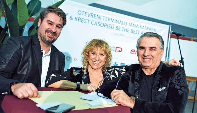 letištěm celý večer S orchestrem zazpíval 19 i