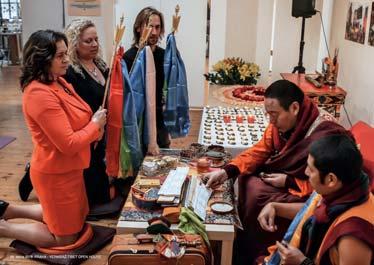 BE LEADERS POSELSTVÍ Z TIBETU Anna Dzurenda je marketingová ředitelka a spolumajitelka společnosti WE ARE SMART SPACES, zastupující kromě jiných značek luxusní produkty Bang & Olufsen.