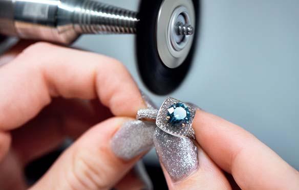 Perfektně vybroušený a čistý diamant je snem každého, ale ne každému se takový sen splní. Unikátnost kamene, která v přírodě nestojí nic, se totiž na trhu samozřejmě platí penězi. Množstvím peněz.