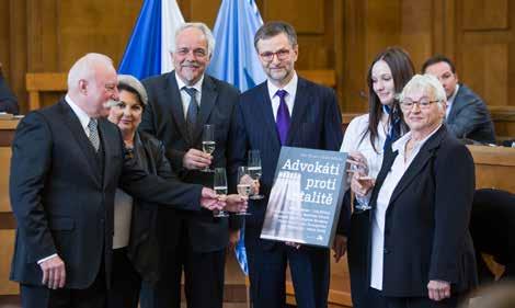 advokáti proti totalitě Na snímku ze křtu zprava Magdalena Borkovcová, Petr Toman, Ondřej Šebesta, Iva Chaloupková a Vladimír Jirousek.