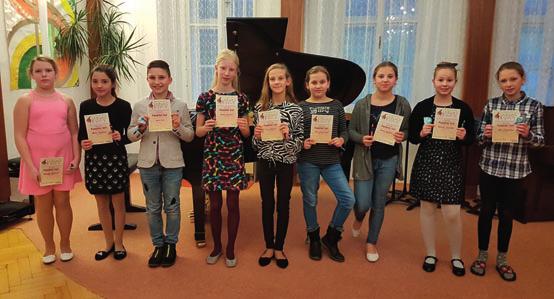 Poté zahrál symfonický orchestr, který předvedl 4. větu z Dvořákovy Novosvětské symfonie. Zde také účinkovali žáci p. učitele T. Alta, J. Čechové-Krečmerové, R. Hrušky a V. Klecandra.