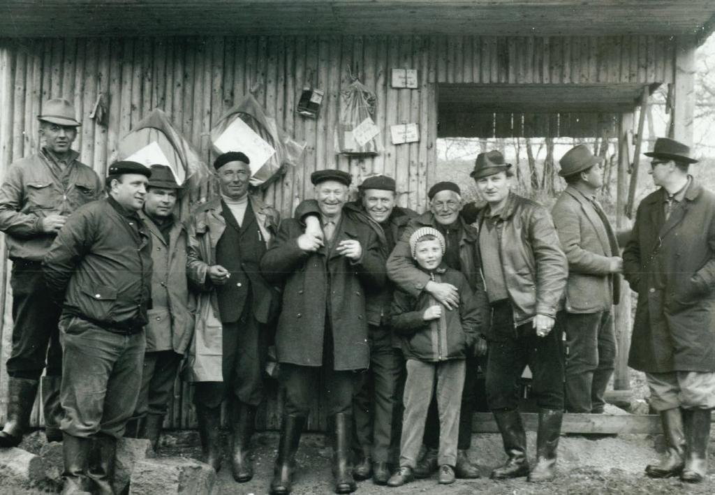 50 LET MO ČRS TĚCHOBUZ 50 let MO ČRS Těchobuz (1965 2015) Prvotním impulsem vzniku rybářské organizace bylo v roce 1962 založení Zájmového kroužku rybářů při ZV ROH ONV, který slučoval 24 členů a měl