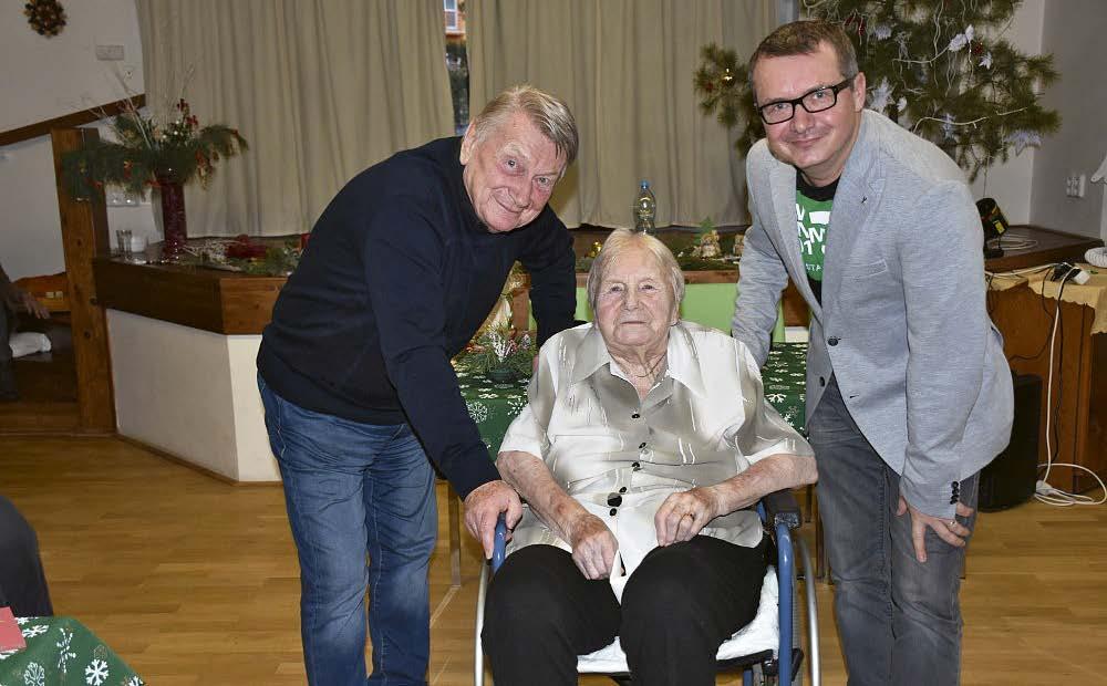 Po občerstvení nám Magda zajistila návštěvu chovu koní Skřivany, který slouží též jako útulek pro přestárlé koníčky. Věříme, že někdy takový výlet opět zažijeme.