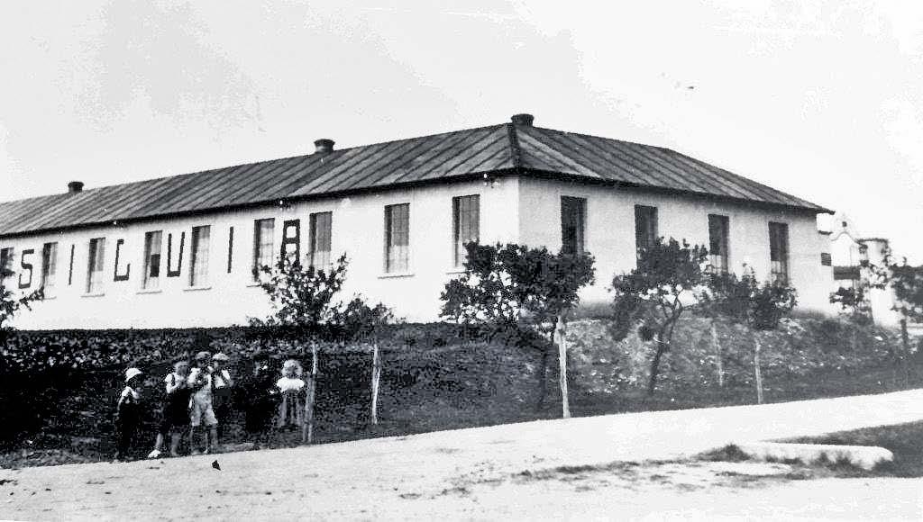 38, 39 a 164, které měly uvolnit místo pro novostavbu, v dubnu již byly stavební pozemky prázdné a mohlo se začít se stavebními pracemi podle projektu architektů Františka Stalmacha a Jana Svobody.