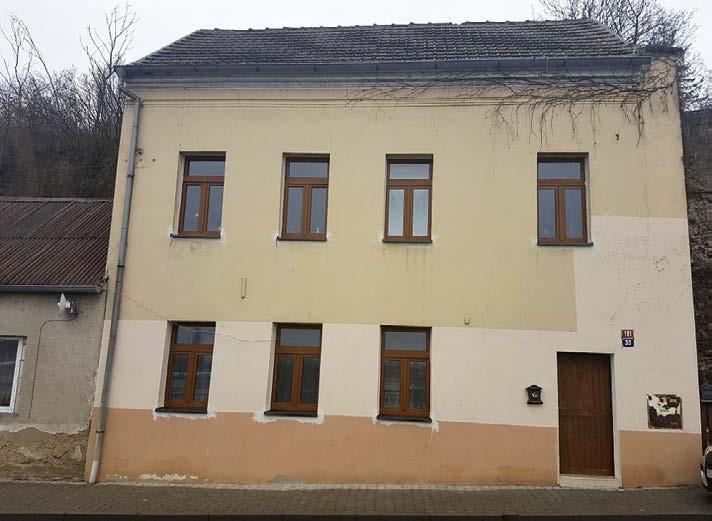 ZPRÁVY Z BENÁTECKÉ RADNICE oken, venkovních a vnitřních parapetů. Montáž oken spočívala v ukotvení, zapěnění oken včetně zednického začištění ostění.