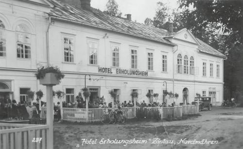 Hotel U Hutníka (Starý hotel). Archiv autora. (1930) vidět, jak asi vypadal tovární blok slévárny Tereziny hutě. Zůstala tam i původní kulatá okýnka. Starý hotel (Hüttenmann čp.