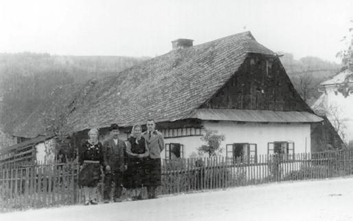 Byl postaven v roce 1782 a byl několikráte přestavován (1919 a 1935). Foto zachycuje stav domu v roce 1936.