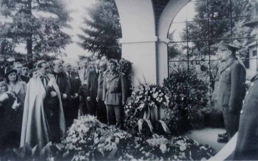 Foto: Státní okresní archiv ČB Dr. Beneš Biskup Josef Hlouch u hrobu prezidenta E.