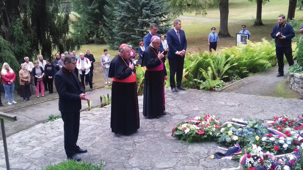 Fota: Red. Položením věnce na hrob, modlitbou a následnou zádušní mší svatou uctili 3. září 2018 v Sezimově Ústí památku prezidenta E. Beneše kardinál Dominik Duka a biskup Vlastimil Kročil.
