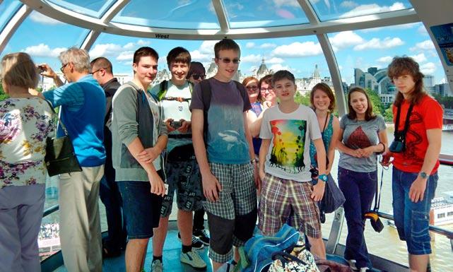 a dáváme studentům příležitost navštívit dle jejich zájmu i památky moderní (vyhlídkové kolo London Eye, HMS Belfast, filmové ateliéry