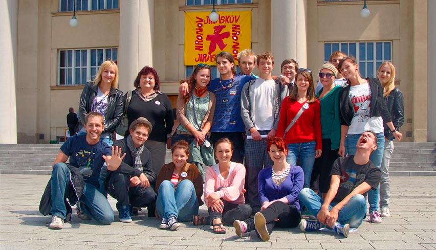 Studentský divadelní soubor Slovanského gymnázia vstupuje letos do patnáctého roku svého života. Vše začalo v lednu roku 2003, kdy Mgr.