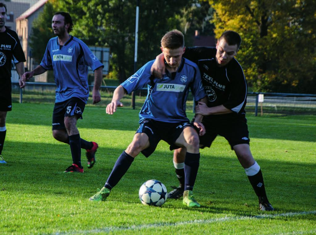 Dvě nejslabší mužstva přeboru - Semily a Frýdlant. U míče je frýdlantský Jaroslav Kozák s Hrádkem (1:1), v Bílém Kostele narazil 1:3. V zápase o černého Petra hrál 0:0 v Semilech a byl poslední.