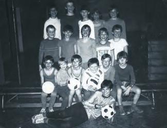 Žáci 1984 Společná fotografie žáků po mezinárodním zápase Frýdlant - Fiorentina. 28. června 1984 Později dosáhli úspěšných angažmá v německých klubech.