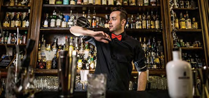 Svět barmanů NEWS 45 Český flair se mění. Má nového vedoucího a ligu Sekce exhibičních barmanů v České barmanské asociaci má po dlouhých letech nového vedoucího.