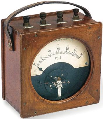 Wattmetr z roku 1907 Začátkem roku 1900 mají elektrické podniky již 851 zaměstnanců. Efektivní pracovní doba je devět a půl hodiny, tj. od 7 do 17 hodin s polední přestávkou.