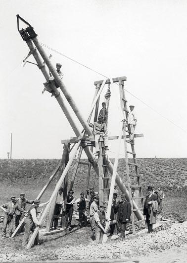 Rozvodna Praha Sever s transformací 100/23 kv byla k tomuto vedení připojena přes rozpínací stanici 100 kv Šutka a uvedena do provozu roku 1926.