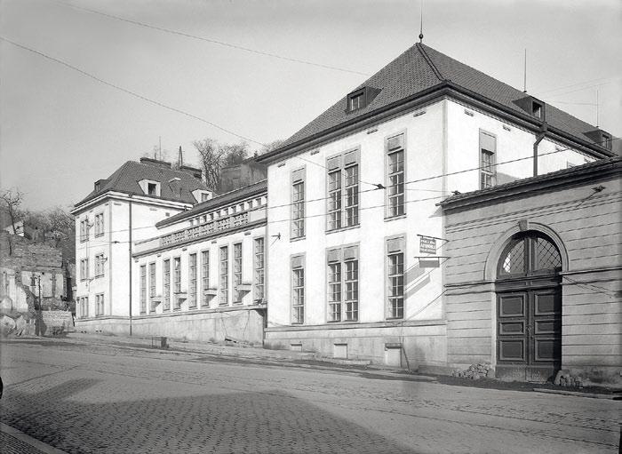 II. kapitola: 1918 1945 Zengrova transformační stanice 22/3 kv na Klárově po dokončení v roce 1932 Transformátor 22/3 kv v Zengrově transformační stanici Pro oblast Vinohrad, části Žižkova a Vršovic