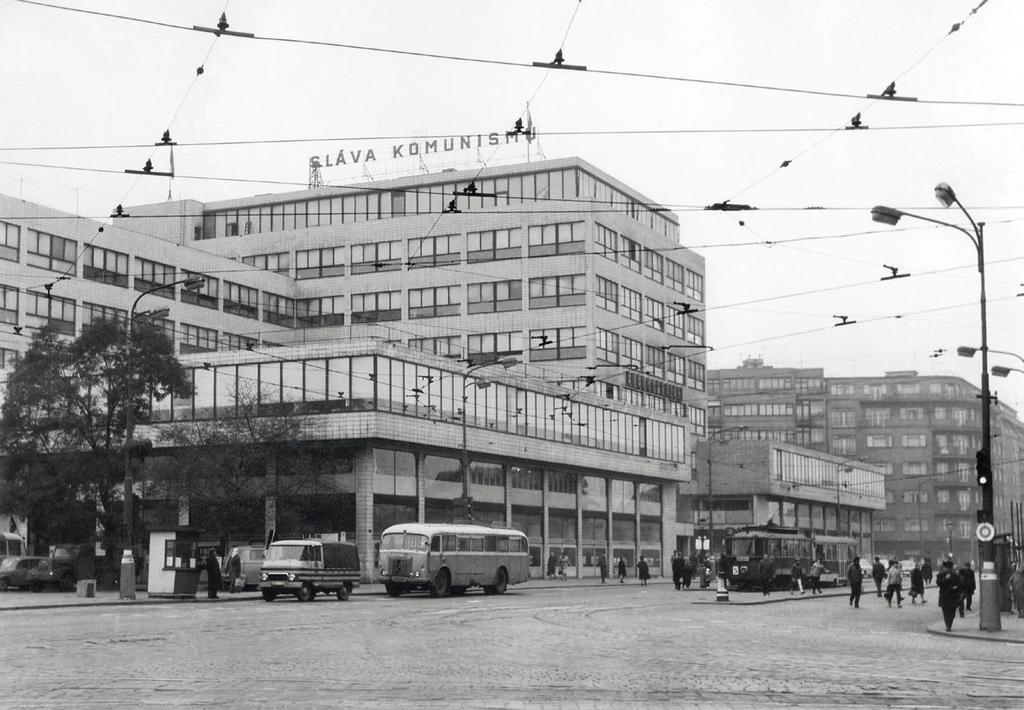 III. kapitola: 1945 1989 Po znárodnění energetiky vystřídal původní nápis Elektrické podniky