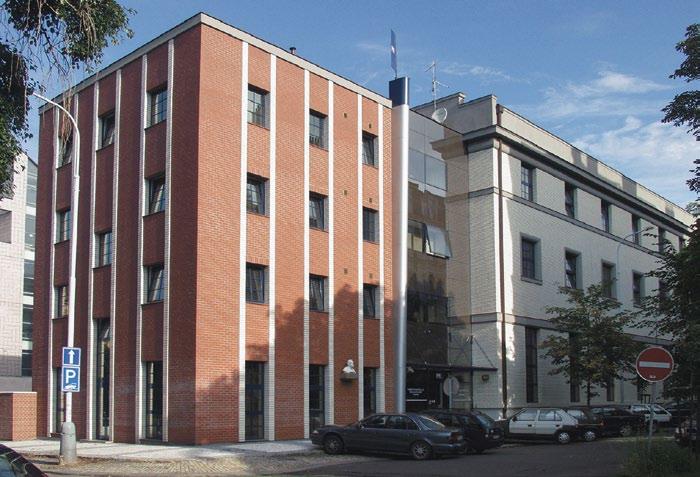 V. kapitola: 2001 2005 řídicí techniky v rozvodně Střed, výstavbu nové rozvodny 110 kv na Černém Mostě a výstavbu centrálního dispečinku v Nitranské.