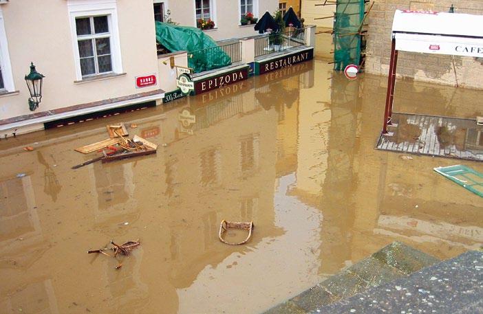 V. kapitola: 2001 2005 < Pohled do Saské ulice z Karlova mostu Je možno konstatovat, že kromě nezbytných přímých nákladů na bezprostřední opravy pro základní obnovu provozuschopnosti distribuční