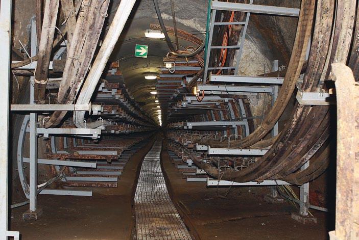 V. kapitola: 2001 2005 Vyvedení výkonu kabely 22 kv z TR Červený vrch kabelovým tunelem Cejchovna digitálních elektroměrů dceřiné sp