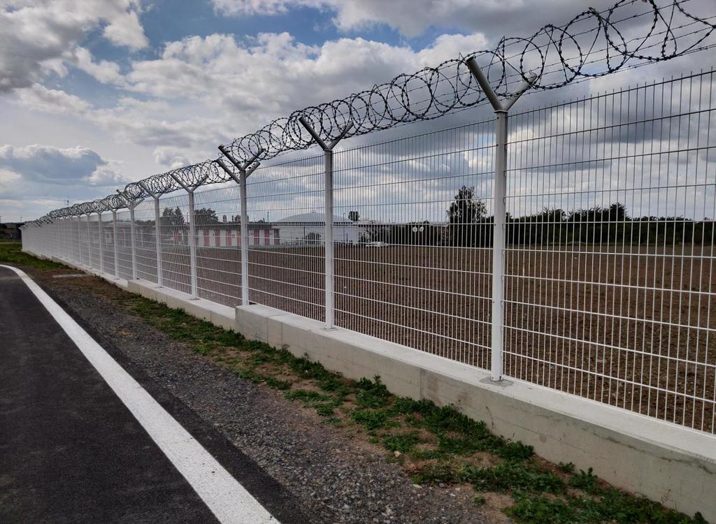 Obrázek č.vi.7. Oplocení na hranici SRA Oplocení na hranici NPL Podhrabová deska minimálně v úrovni terénu.