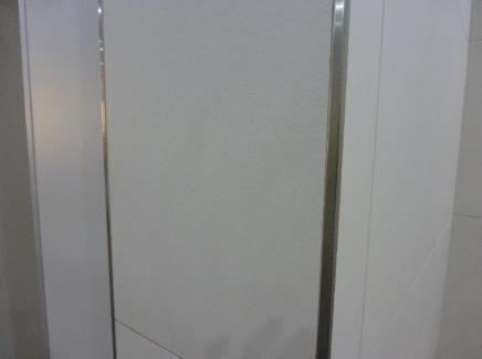 Obrázek č. IX.16. Lišty v obkladech Podhledy OJ TSN (a) Světlá výška 2600 mm. (b) Neveřejná část kazetový rastr 600/600 mm, typ Casoprano Casobianca (Rigips).