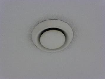 (b) Požadavek na dvojnásobnou rezervu výkonu ventilátoru s možností dálkové regulace přes dispečink, dimenzování rozvodů na limitní rychlost při maximálním průtoku, s ohledem na hluk.