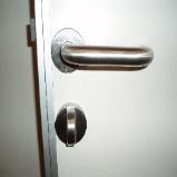 Piktogram PRM (a) Tvar kliky U, 19 mm nerezová, kulatá rozeta výrobce ASSA ABLOY Czech &