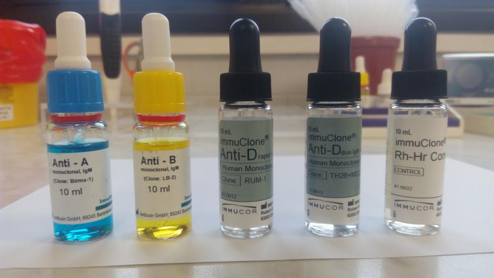 Všechny zkumavky se inkubují při laboratorní teplotě jen po nezbytně nutnou dobu, poté se centrifugují 1 minutu při 1776G a následně makroskopicky odečítají lehkým rozklepáním dna