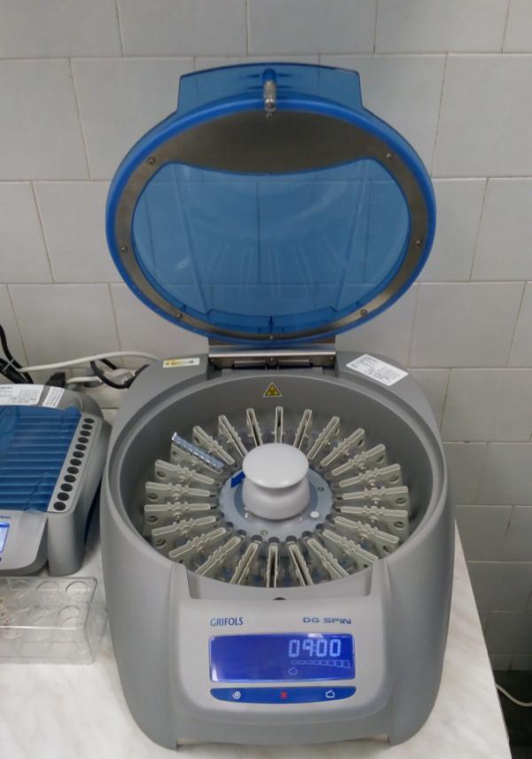 Obrázek 10 centrifuga DG Spin (Grifols) 3.3 Analyzátor Erytra Vyšetření začíná umístěním vzorku krve pacienta do analyzátoru a přípravou pracovního listu.