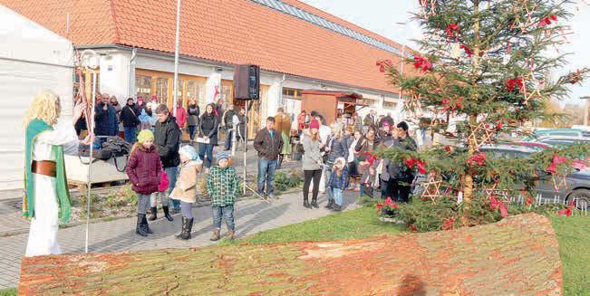 Pod rukama řezbáře Andreje Irši vznikne slovácký betlém Včera to na Slovácké tržnici poprvé zavonělo adventem, který je předzvěstí Vánoc.