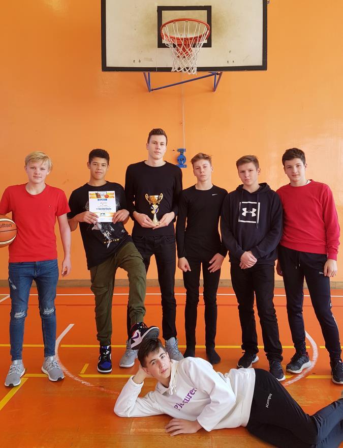 Basketbal na Praze 4 Andrea Dudrová etos naši starší žáci úspěšně reprezentovali školu v basketbalovém turnaji obvodního kola L Poprasku Prahy 4. Ve dvou dnech, 5. a 14.