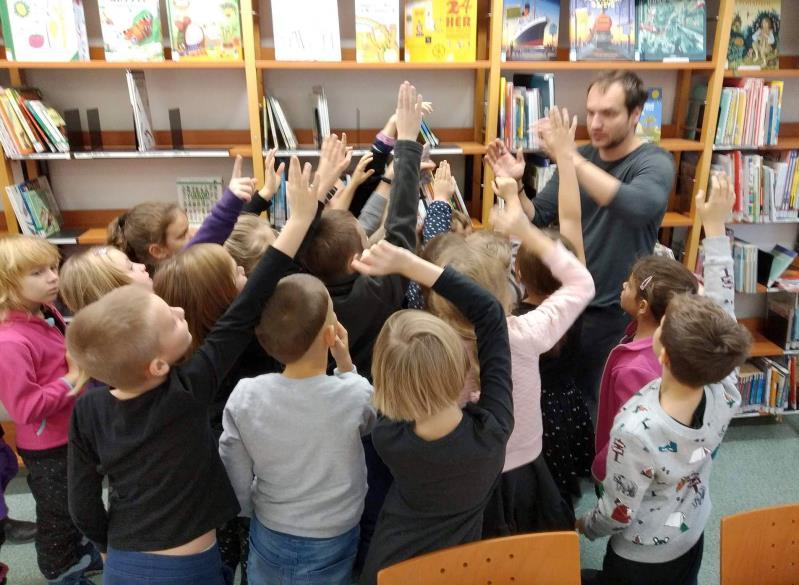 Knihovna na Opatově Bažanti N aučili jsme se různé symboly zvané piktogramy a znovu jsme si připomněli, jak nejlépe chránit knihu. Od toho všeho se pak odvíjely naše úkoly.