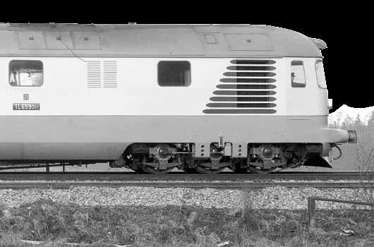 Mezirám s hnacím agregátem prototypu TL659.001. Dominantní je spalovací turbína a v popředí naftový motor TATRA 111A. Boční snímek, na kterém vyniká stylová čistota designového návrhu prof.