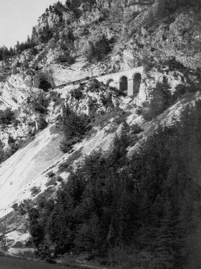 První horská železnice Payerbach Gloggnitz Küb Eichberg Klamm-Schottwien Breitenstein Semmering Horská dráha Semmering měří 41,7 km a vede ze stanice Gloggnitz přes Semmering do města Mürzzuschlag.