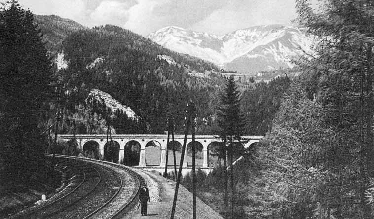 h i s t o r i e Nejznámější, 184 metrů dlouhý a 46 metrů vysoký viadukt Kalte Rinne s hřebenem Rax v pozadí nější a nejvýkonnější lokomotivy své doby. Elektrický provoz zahájili 29.