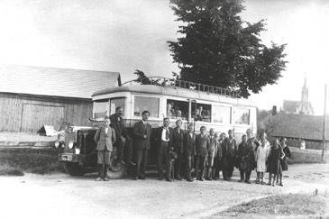 ŠKOLSTVÍ / HISTORIE Hudební tábor Na hudebním táboře, který se konal již pátým rokem, jsme se věnovali nejen zpívání, ale i hře na bubínky a pohybovým hrám. Celý tábor se nesl v duchu cirkusu.