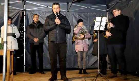 V 17 hodin se na březnickém náměstí rozsvítil vánoční strom a první svíce na adventním věnci.