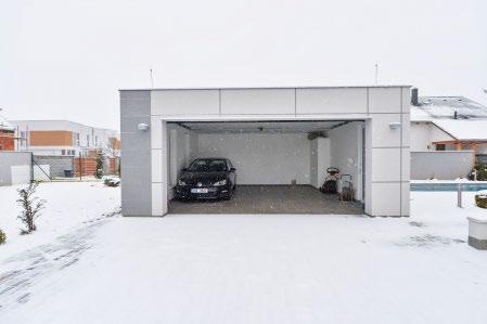 TECHNICKÁ ŘEŠENÍ STANDARDY Celý dům je napojen na alarm, jehož součástí je detektor požáru. Okna a francouzská okna jsou ve vysoké kvalitě, v černé barvě.
