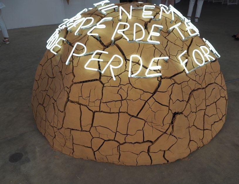 A tak vzniklo naprosto ideální místo pro kurátory představovat zde umělce, kterým se prostorově