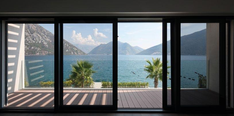Moderní vila v srdci zálivu Boka Kotorska Luxusní vila se nachází ve městě Strp.