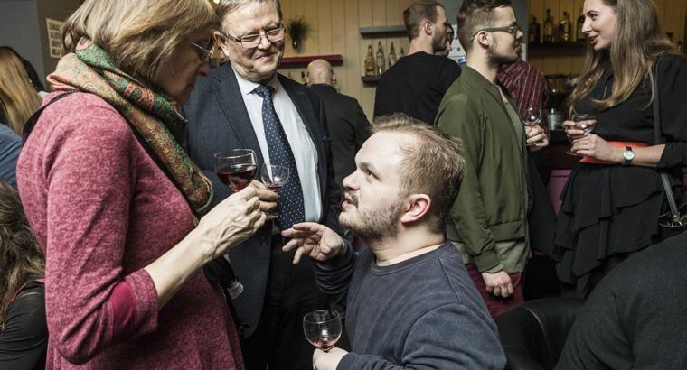Jakub Burýšek přijímá popremiérové gratulace.
