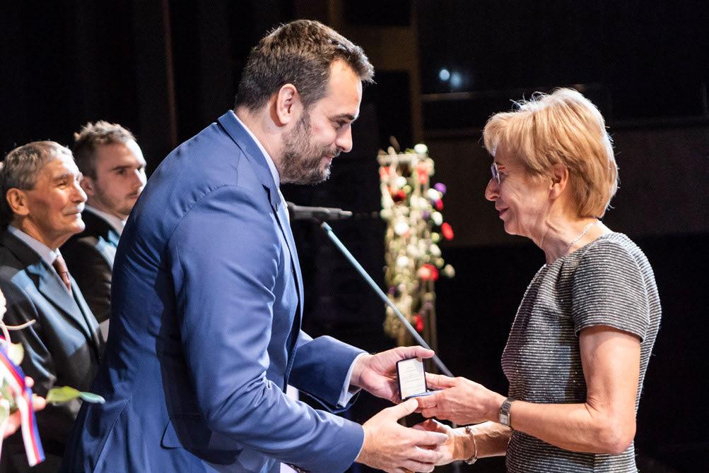 ROK (S) UHK 2019 ROK (S) UHK 2019 Univerzita oslavila šedesátiny a zavzpomínala na události sametové revoluce KRISTÝNA VLASÁKOVÁ PDF UHK JAKUB NOVÁK TISKOVÝ MLUVČÍ UHK nám, abychom o tyto svobody